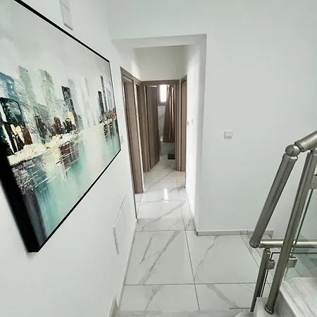 Villa Hubstay - Seaview Oriana In Larnaca, 10 Min Walk To The Larnaca