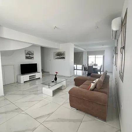 Villa Hubstay - Seaview Oriana In Larnaca, 10 Min Walk To The *