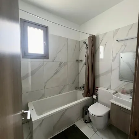 Villa Hubstay - Seaview Oriana In Larnaca, 10 Min Walk To The Larnaca