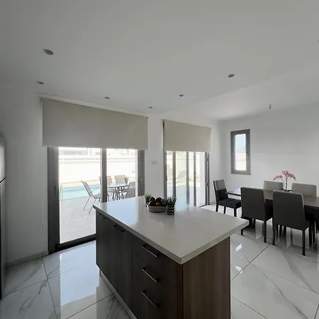 Hubstay - Seaview Oriana In Larnaca, 10 Min Walk To The Villa *