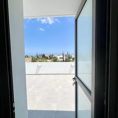 Villa Hubstay - Seaview Oriana In Larnaca, 10 Min Walk To The Larnaca