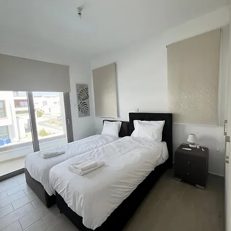 Villa Hubstay - Seaview Oriana In Larnaca, 10 Min Walk To The