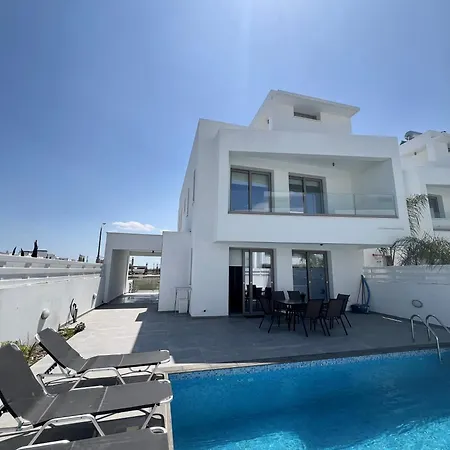 Villa Hubstay - Seaview Oriana In Larnaca, 10 Min Walk To The