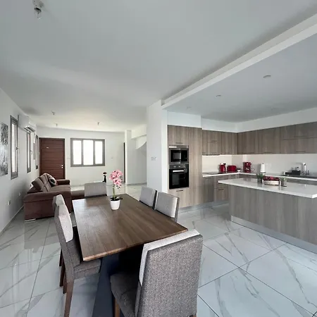 Hubstay - Seaview Oriana In Larnaca, 10 Min Walk To The * Larnaca