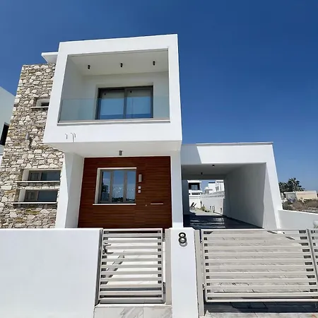Villa Hubstay - Seaview Oriana In Larnaca, 10 Min Walk To The Larnaca