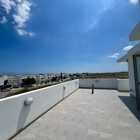 Villa Hubstay - Seaview Oriana In Larnaca, 10 Min Walk To The Larnaca