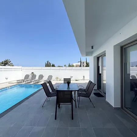 Hubstay - Seaview Oriana In Larnaca, 10 Min Walk To The * Larnaca