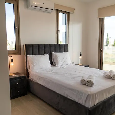 Villa Hubstay - Seaview Oriana In Larnaca, 10 Min Walk To The Larnaca