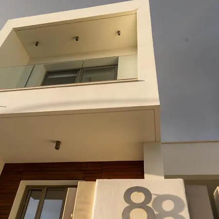 Hubstay - Seaview Oriana In Larnaca, 10 Min Walk To The * Larnaca