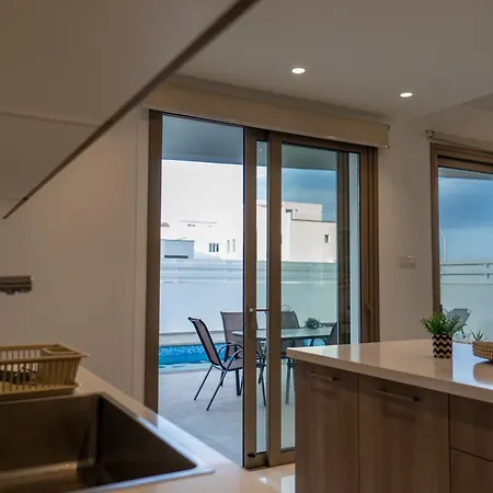 Villa Hubstay - Seaview Oriana In Larnaca, 10 Min Walk To The Larnaca