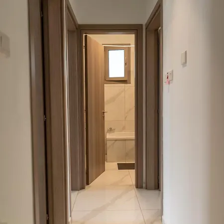 Hubstay - Seaview Oriana In Larnaca, 10 Min Walk To The Larnaca
