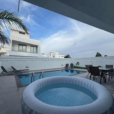 Hubstay - Seaview Oriana In Larnaca, 10 Min Walk To The Villa *