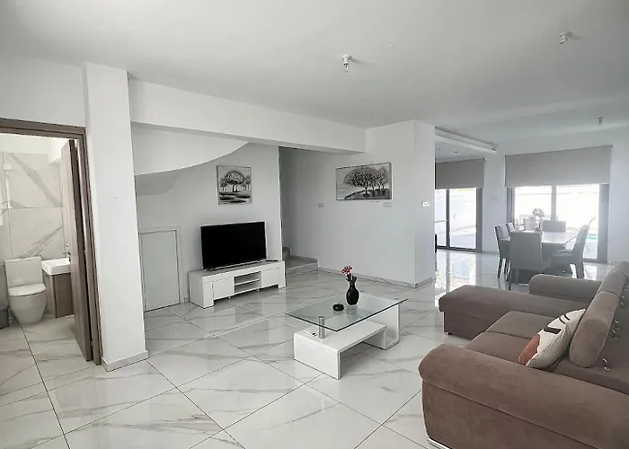 펜션 Hubstay - Seaview Oriana In 라르나카